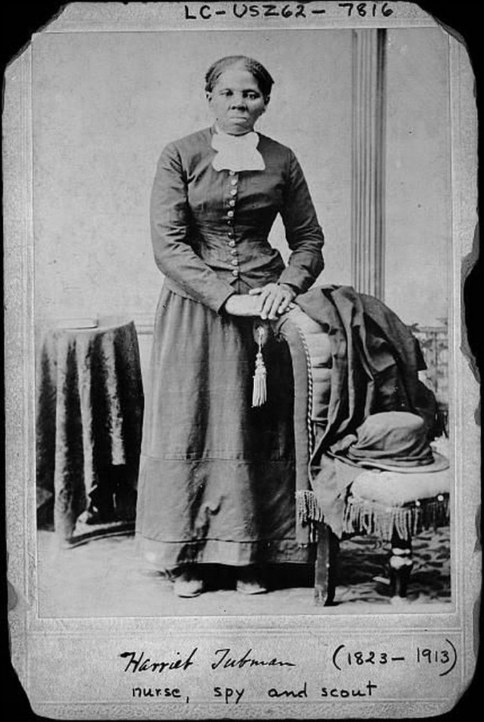 Harriet Tubman_1820-1913_full-length portrait, Sally Library of Congress Photo_wp