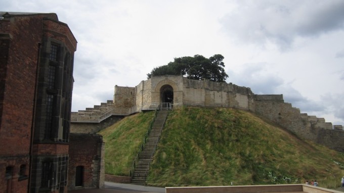 Les remparts du château de Lincoln_remparts-entrée_wp