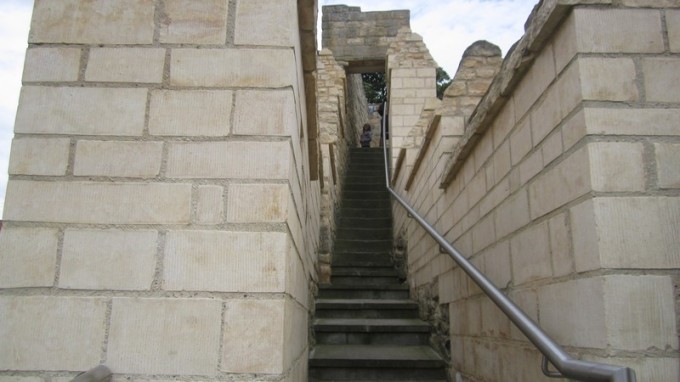 Les remparts du château de Lincoln_remparts-escaliers_wp