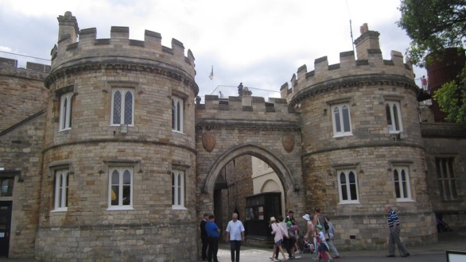 Les remparts du château de Lincoln_seconde-entrée_wp