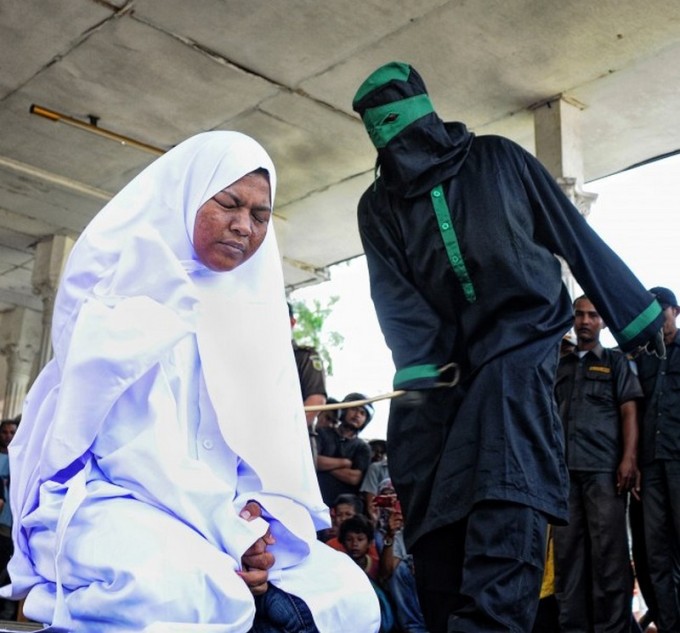 indonesie_la-loi-islamique-ou-le-retour-aux-methodes-barbares-femme_wp