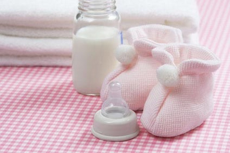 Les laits que l'on ne doit pas donner à un bébé_biberon-chaussons_wp