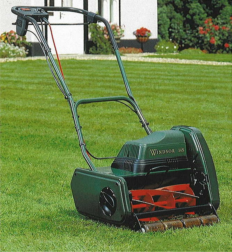 Le sport national en Angleterre_the grass cutting_lawnmower-grass_wp