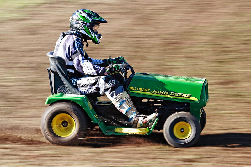 Le sport national en Angleterre_the grass cutting_lawnmower-racing-pilote_wp