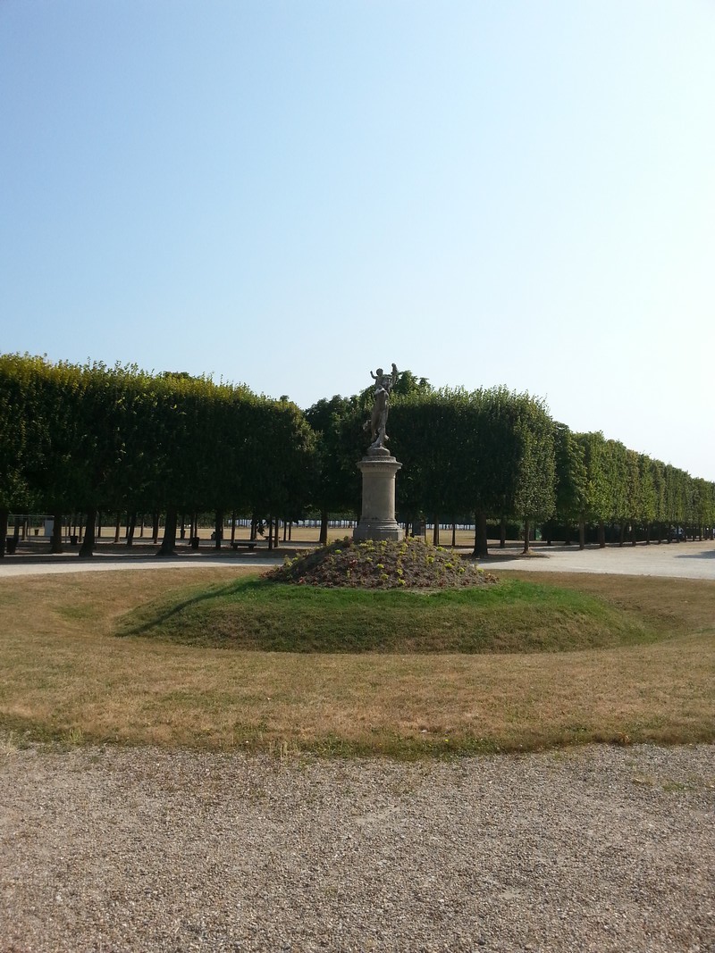 Saint-Germain-en-Laye_château-jardin-statue_wp