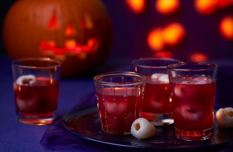 Boissons pour Halloween_bat's-blood-punch-with-dragon-eyes_wp