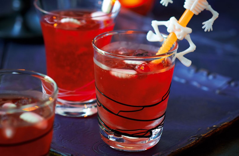 Boissons pour Halloween_blood-lemonade-with-floating-teeth_wp