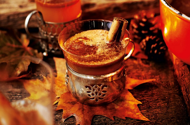 Boissons pour Halloween_hot-buttered-rum-with-apple-cider-and-cinnamon_wp