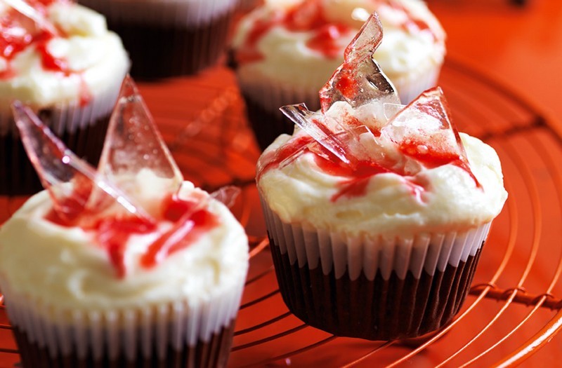 Desserts pour Halloween_red-velvet-broken-glass-cupcakes_wp