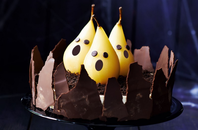 Desserts pour Halloween_rich-chocolate-cheesecake-with-ghostly-pears_wp