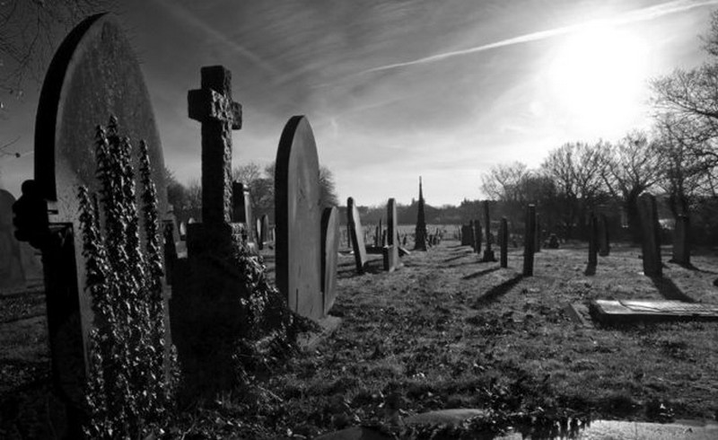 La fête des morts_cimetière-noir-blanc-tombes-profil_wp