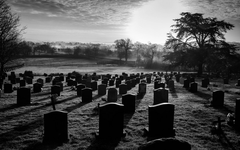 La fête des morts_cimetière-noir-blanc-tombes_wp