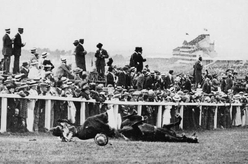 Suffragette_Emily-Davison-mort-accident-1913-derby-epsom_wp