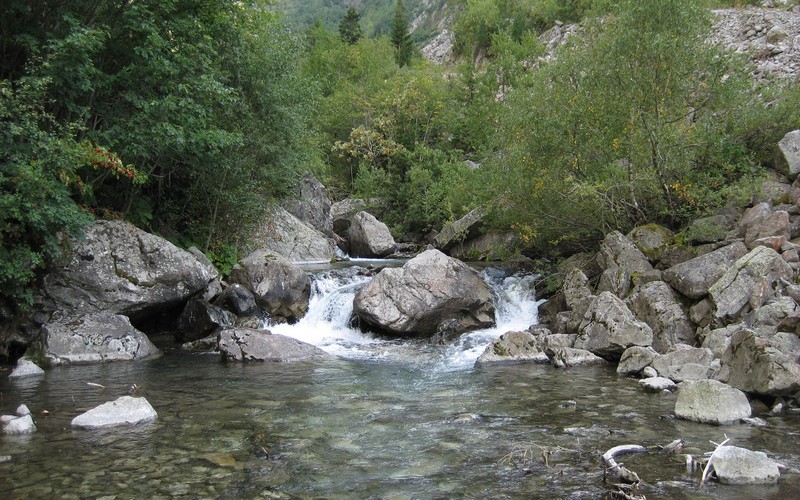 Cascades et torrents_torrent-rivière_wp