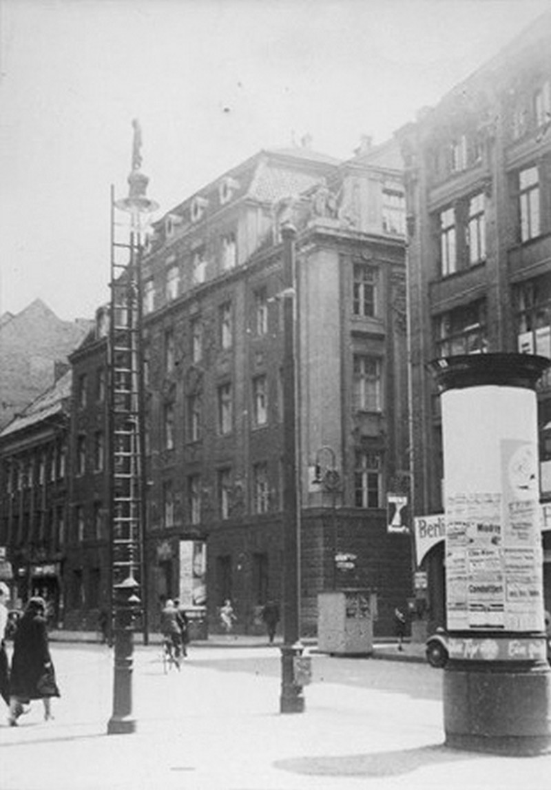 27 février 1943_déb-manif-femmes-juives-rosenstrasse-la-rue-des-roses-berlin-allemagne_wp
