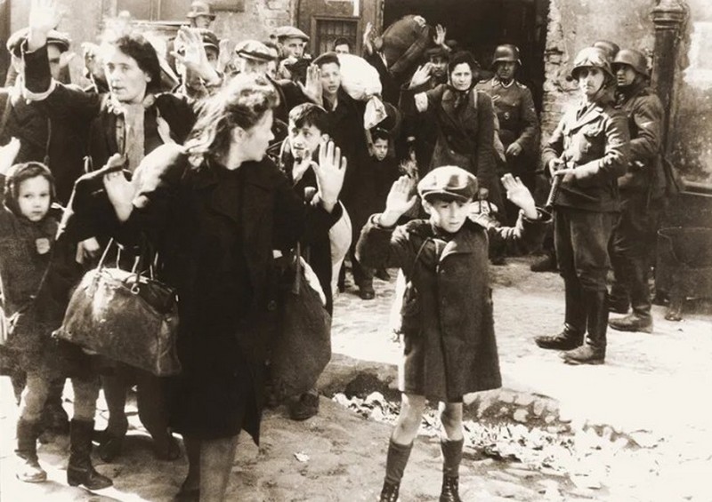 19 avril 1943_soulèvement-ghetto-varsovie-contre-forces-d’occupation-allemandes_wp