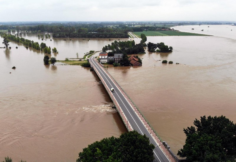 Inondations_eaux-meuse-recouvrant-partie-ville-maaseik-est-blegique_wp