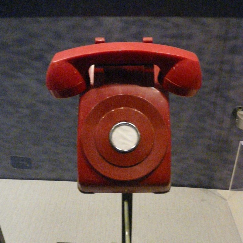 30 septembre 1971_accord-urss-usa-pour-éviter-conflit-nucléaire-accidentel-téléphone-rouge_wp