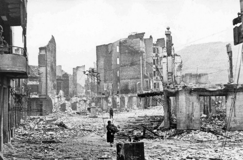 26 avril 1937_bombardement-guernica-pays-basque-espagne_wp
