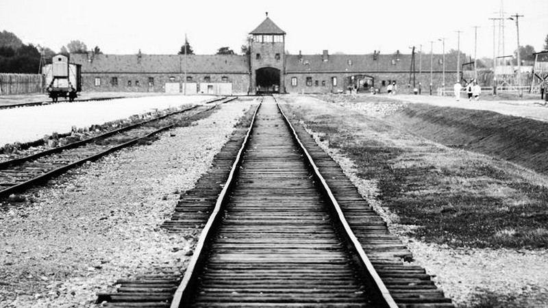 27 avril 1940_construction-camp-concentration-auschwitz-cracovie-pologne_wp