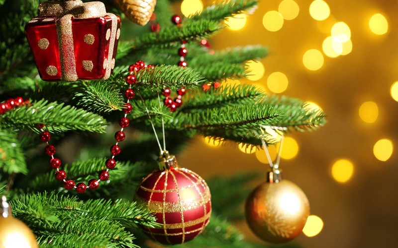 Réveillon de Noël 2022_branches-sapin-boules-cadeau_wp