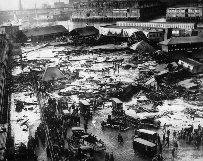 15 janvier 1919_explosion-réservoir-dans-distillerie-boston-usa_wp
