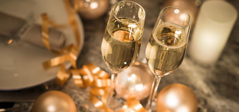 Humeur de décembre 2023_flûtes-champagne-boules-noël-déco_wp