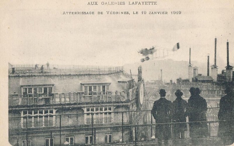 19 janvier 1919_atterrissage-avion-jules-védrines-sur-toit-galeries-lafayette-paris-fr_wp